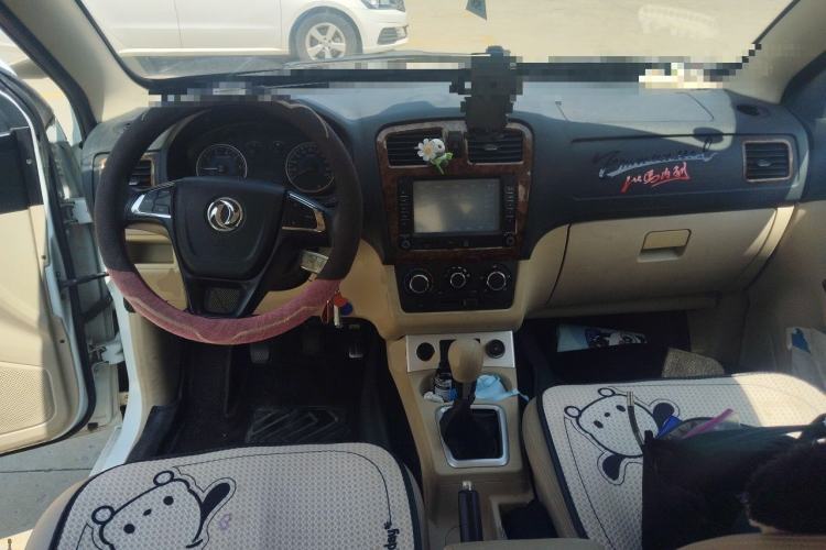 Used Dongfeng Fengon 330 2016 1.5L Manual Enjoyment Model DK15 Center Console