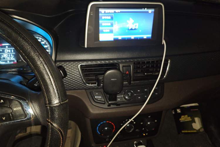 Used Dongfeng Fengon 330 2018 1.5L 330S Premium Edition DK15 Audio And AC Panel