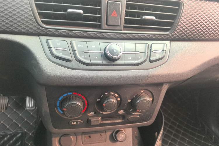 Used Dongfeng Fengon 330 2018 1.5L 330S Premium Edition DK15 Audio And AC Panel