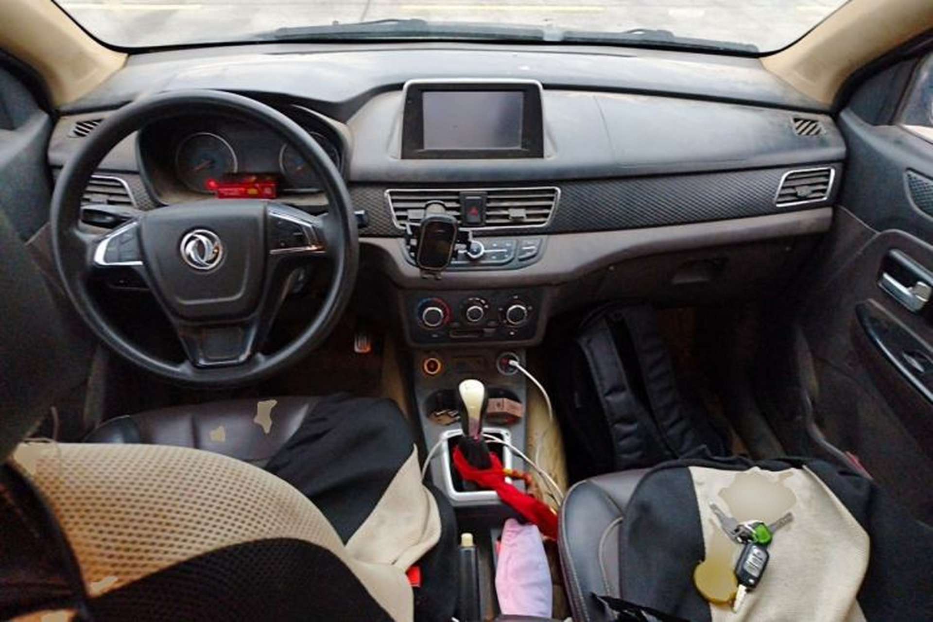 Used Dongfeng Fengon 330 2018 1.5L 330S Premium Edition DK15 Center Console