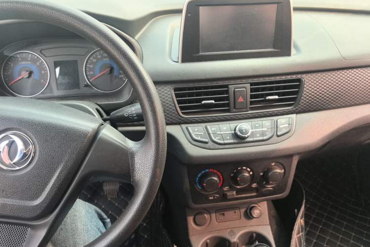 Used Dongfeng Fengon 330 2018 1.5L 330S Premium Edition DK15 Center Console
