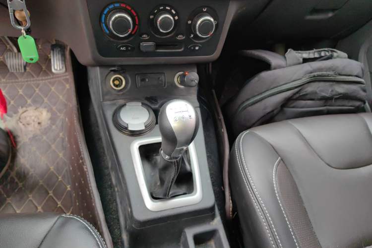 Used Dongfeng Fengon 330 2018 1.5L 330S Comfort Edition China V Standard DK15 Gear Lever