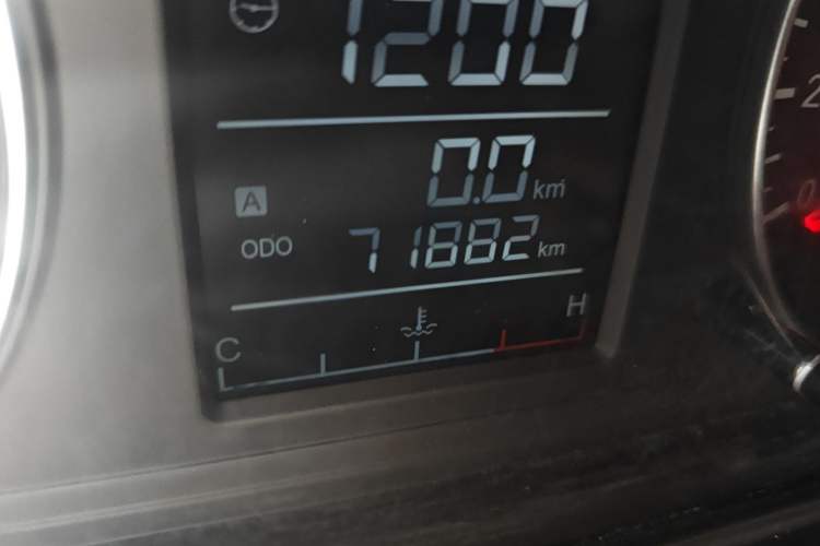 Used Dongfeng Fengon 330 2018 1.5L 330S Premium Edition China V DK15 Odometer Close Up
