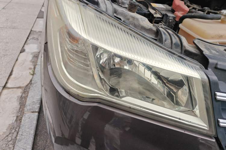 Used Dongfeng Fengon 330 2018 1.5L 330S Comfort Edition DK15 Right Front Headlight