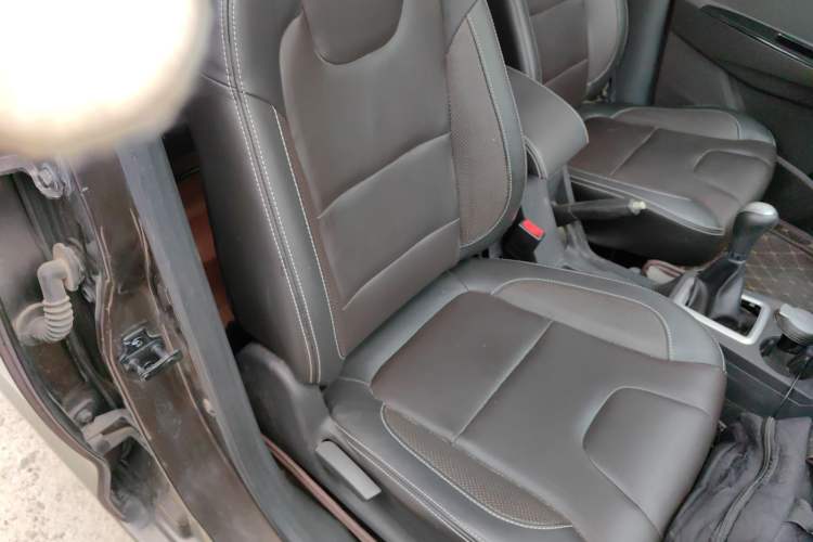 Used Dongfeng Fengon 330 2018 1.5L 330S Comfort Edition China V Standard DK15 Right Front Seat