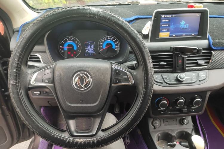 Used Dongfeng Fengon 330 2018 1.5L 330S Comfort Edition DK15 Center Console