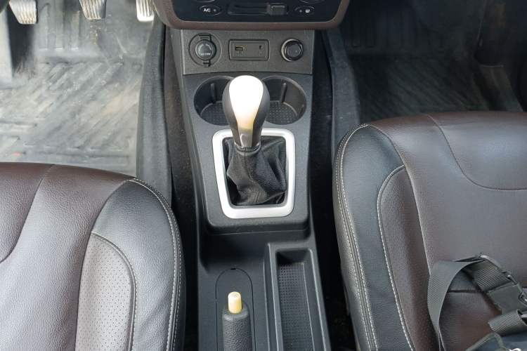 Used Dongfeng Fengon 330 2018 1.5L 330S Comfort Edition DK15 Gear Lever