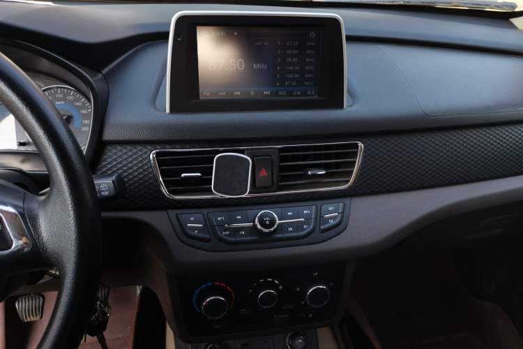 Used Dongfeng Fengon 330 2018 1.5L 330S Comfort Edition China V Standard DK15 Audio And AC Panel