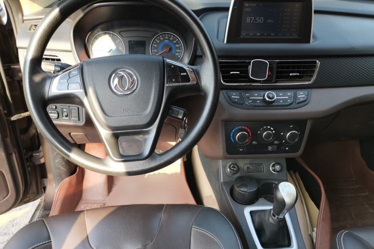 Used Dongfeng Fengon 330 2018 1.5L 330S Comfort Edition China V Standard DK15 Center Console