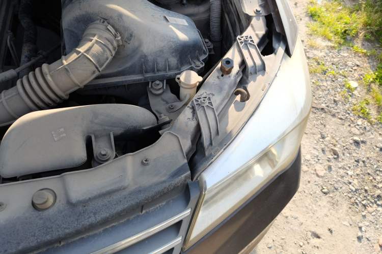 Used Dongfeng Fengon 330 2018 1.5L 330S Comfort Edition China V Standard DK15 Engine Bay Left