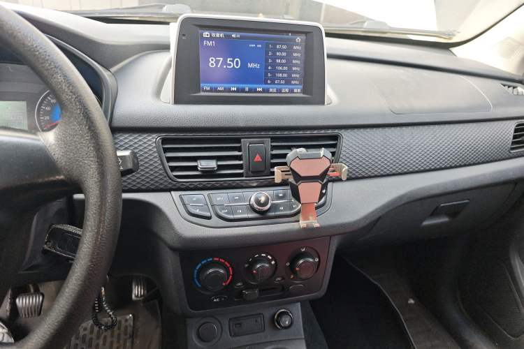 Used Dongfeng Fengon 330 2018 1.5L 330S Premium Edition DK15 Audio And AC Panel