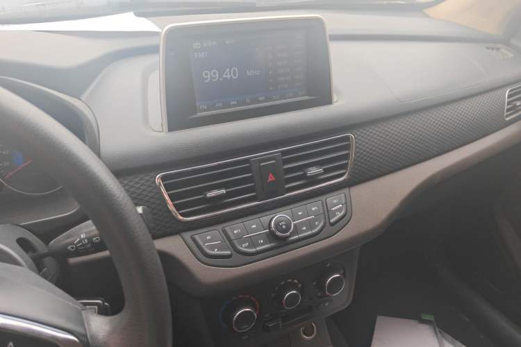 Used Dongfeng Fengon 330 2018 1.5L 330S Comfort Edition China V Standard DK15 Audio And AC Panel