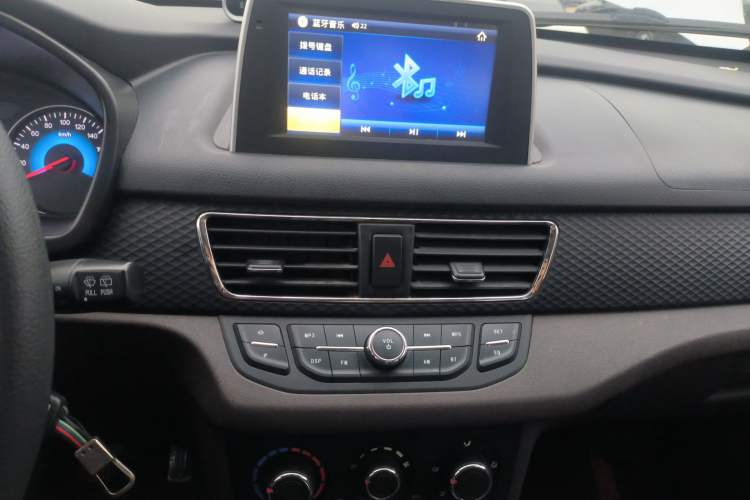 Used Dongfeng Fengon 330 2018 1.5L 330S Comfort Edition DK15 Audio And AC Panel