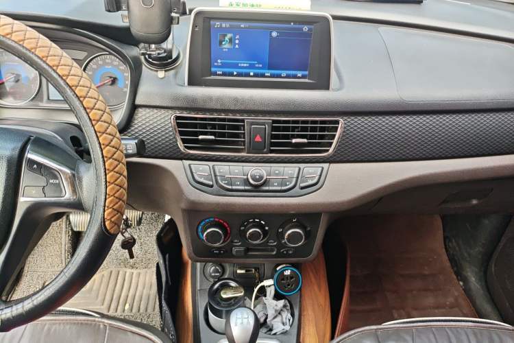 Used Dongfeng Fengon 330 2018 1.5L 330S Comfort Edition China V Standard DK15 Audio And AC Panel