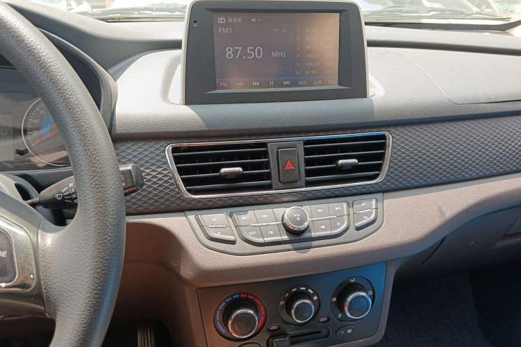 Used Dongfeng Fengon 330 2018 1.5L 330S Comfort Edition DK15 Audio And AC Panel