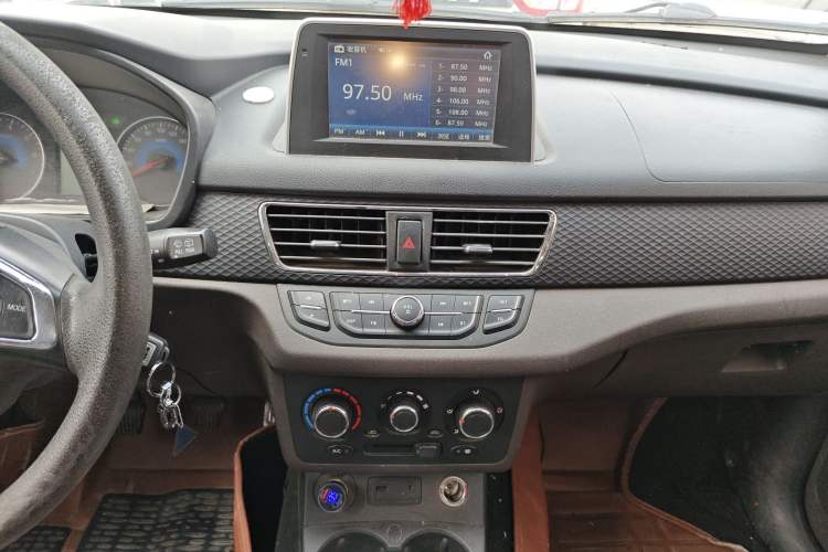 Used Dongfeng Fengon 330 2018 1.5L 330S Facelifted Comfort Version DK15 Audio And AC Panel