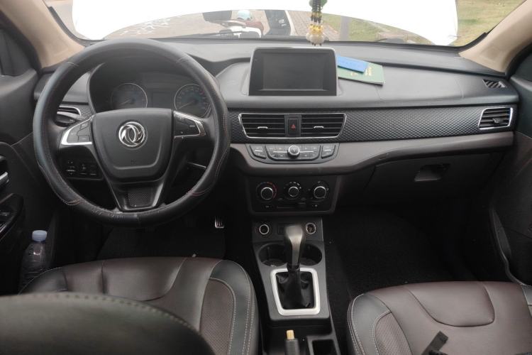 Used Dongfeng Fengon 330 2018 1.5L 330S Comfort Edition DK15 Center Console