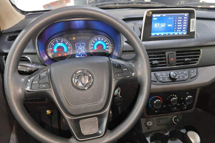 Used Dongfeng Fengon 330 2018 1.5L 330S Comfort Edition DK15 Center Console