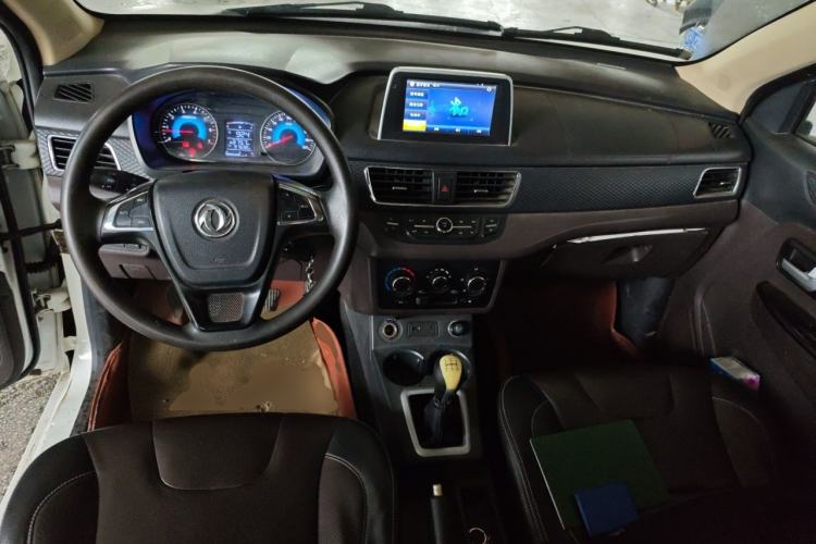 Used Dongfeng Fengon 330 2018 1.5L 330S Comfort Edition DK15 Center Console