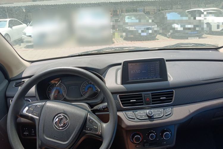 Used Dongfeng Fengon 330 2018 1.5L 330S Comfort Edition DK15 Center Console