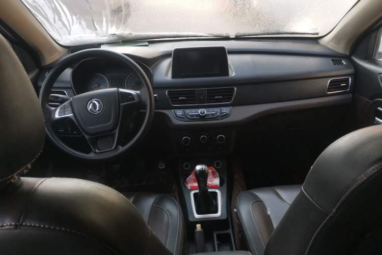 Used Dongfeng Fengon 330 2018 1.5L 330S Comfort Edition DK15 Center Console