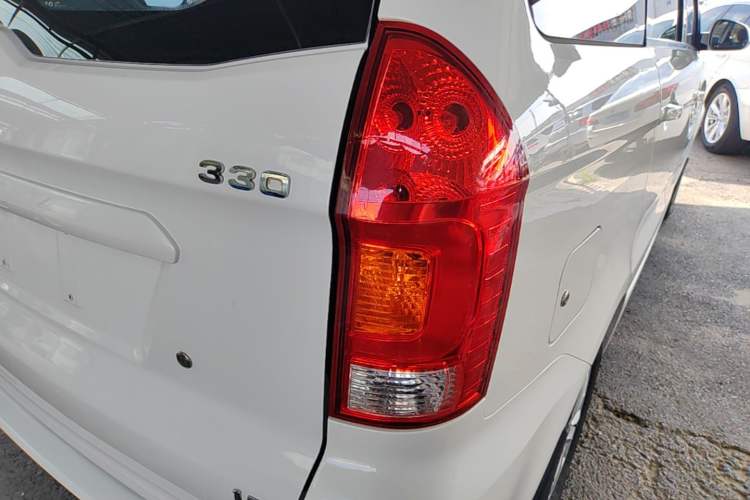 Used Dongfeng Fengon 330 2018 1.5L Manual Practical II DK15 Exterior 3
