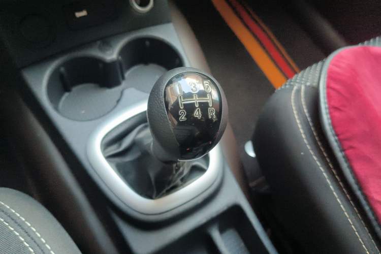 Used Dongfeng Fengon 330 2018 1.5L 330S Premium Edition China V DK15 Gear Lever