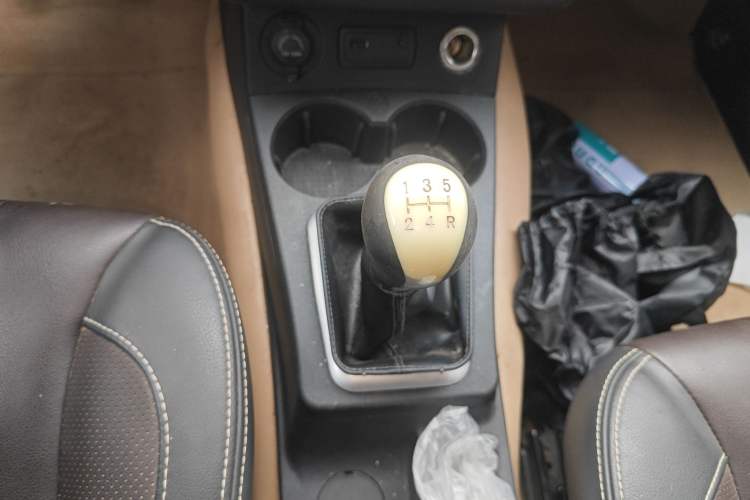 Used Dongfeng Fengon 330 2018 1.5L 330S Facelifted Premium Edition DK15 Gear Lever