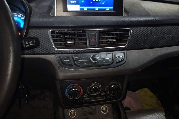 Used Dongfeng Fengon 330 2019 1.5L 330S Manual Comfort Version China VI Standard Audio And AC Panel
