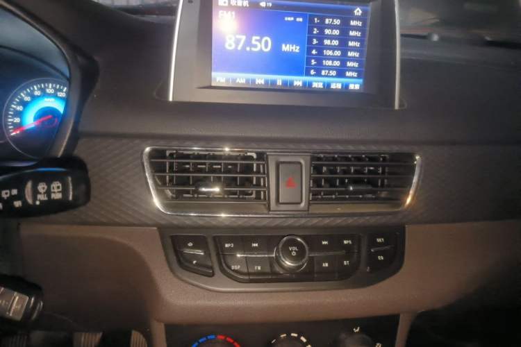 Used Dongfeng Fengon 330 2019 1.5L 330S Manual Luxury Van China VI Standard Audio And AC Panel