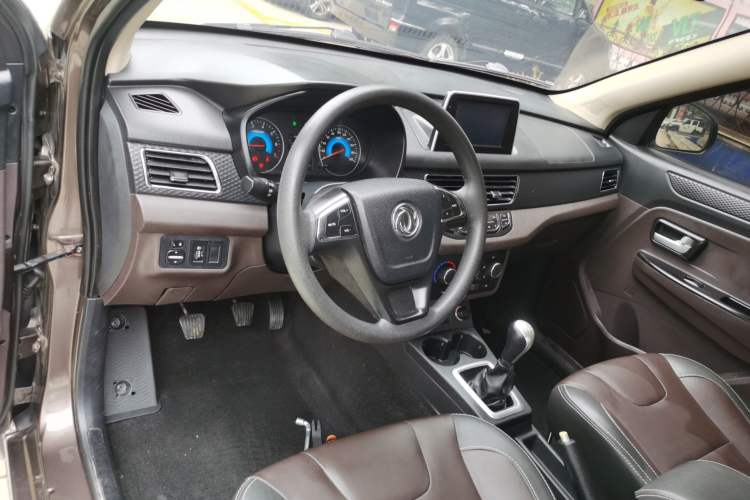Used Dongfeng Fengon 330 2019 1.5L 330S Manual Comfort Version China VI Standard Center Console
