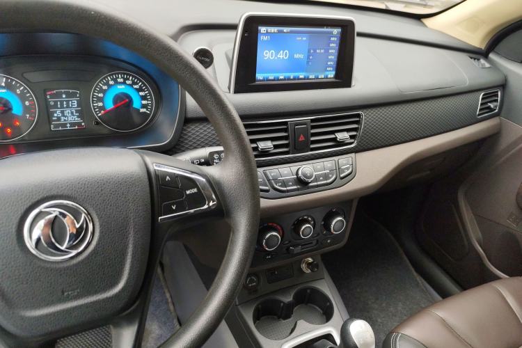 Used Dongfeng Fengon 330 2019 1.5L 330S Manual Comfort Version China VI Standard Center Console