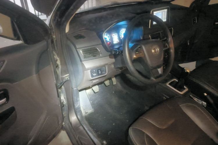 Used Dongfeng Fengon 330 2019 1.5L 330S Manual Luxury Van China VI Standard Driver Seat