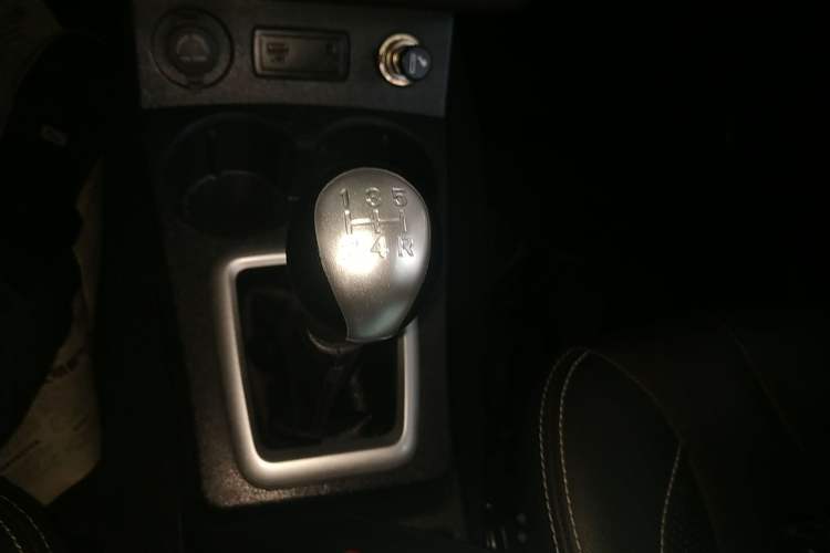 Used Dongfeng Fengon 330 2019 1.5L 330S Manual Comfort Version China VI Standard Gear Lever