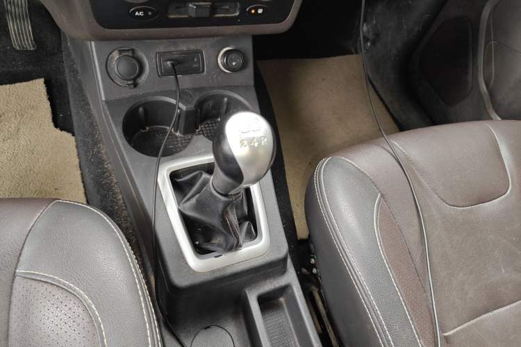Used Dongfeng Fengon 330 2019 1.5L 330S Manual Comfort Version China VI Standard Gear Lever