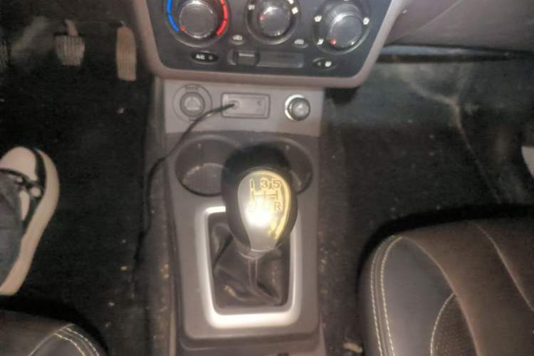 Used Dongfeng Fengon 330 2019 1.5L 330S Manual Luxury Van China VI Standard Gear Lever