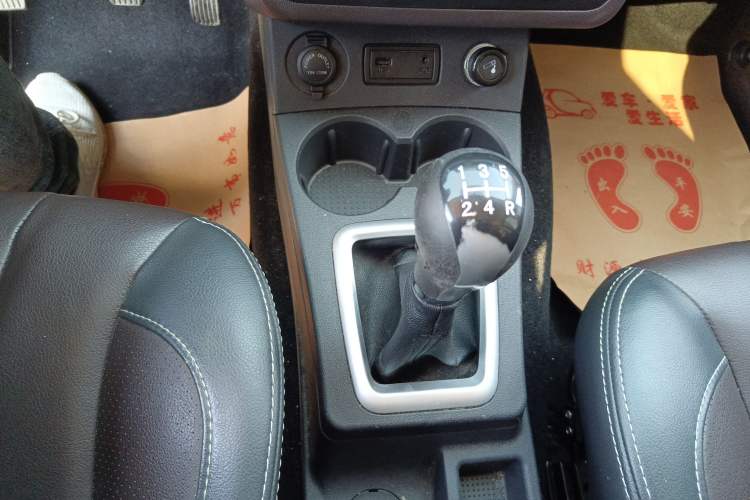 Used Dongfeng Fengon 330 2019 1.5L 330S Manual Comfort Version China VI Standard Gear Lever