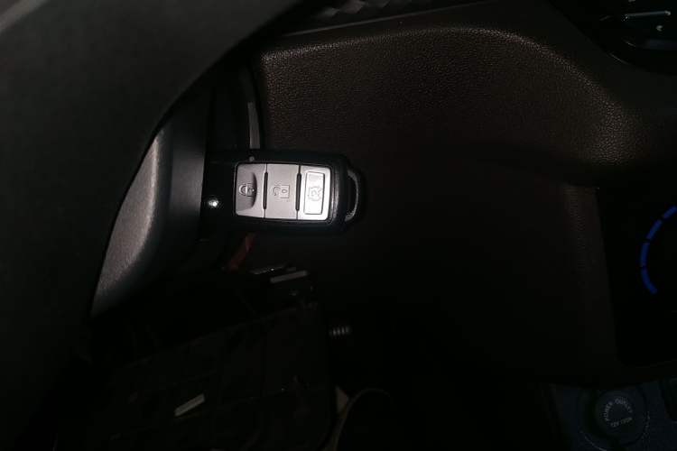 Used Dongfeng Fengon 330 2019 1.5L 330S Manual Comfort Version China VI Standard Interior 1