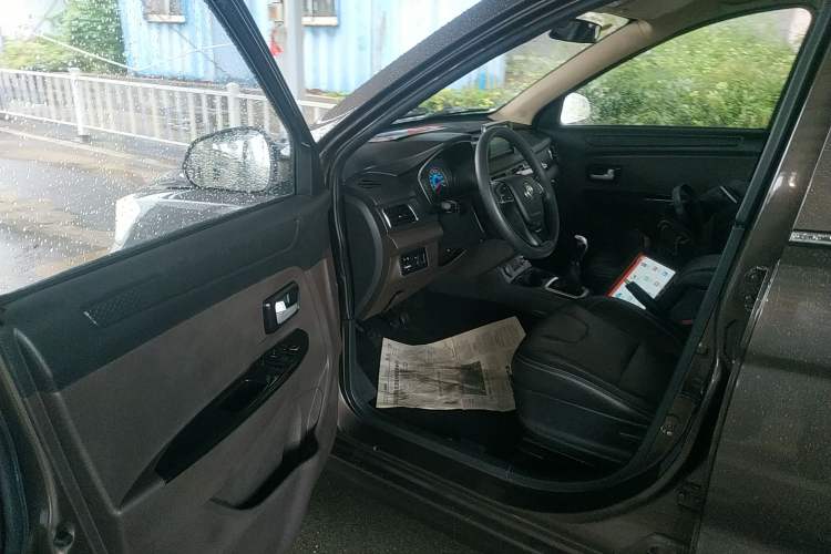 Used Dongfeng Fengon 330 2019 1.5L 330S Manual Comfort Version China VI Standard Interior 3