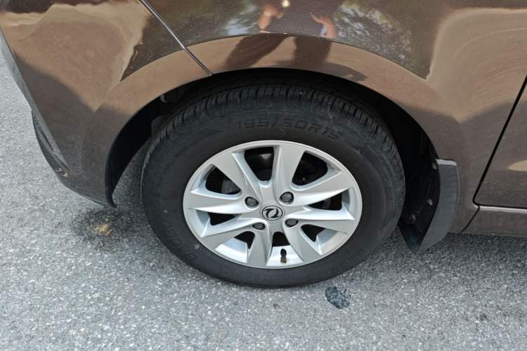 Used Dongfeng Fengon 330 2019 1.5L 330S Manual Comfort Version China VI Standard Left Front Wheel Hub