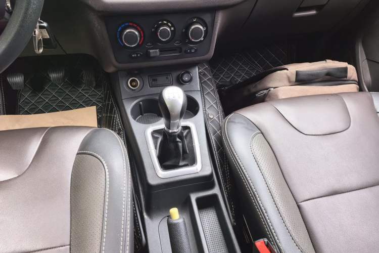 Used Dongfeng Fengon 330 2019 1.5L 330S Manual Comfort Version China VI Standard Gear Lever