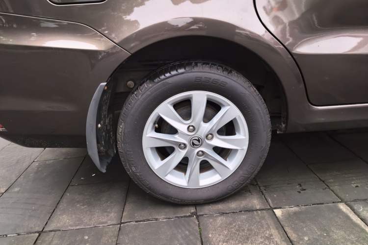 Used Dongfeng Fengon 330 2019 1.5L 330S Manual Comfort Version China VI Standard Right Rear Wheel Hub