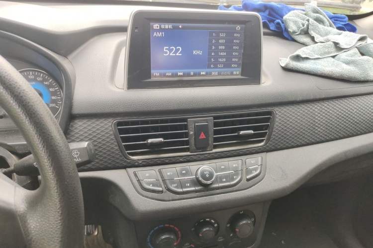 Used Dongfeng Fengon 330 2019 1.5L 330S Manual Luxury Van China VI Standard Audio And AC Panel