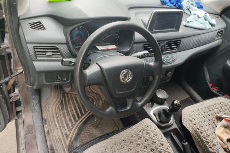 Used Dongfeng Fengon 330 2019 1.5L 330S Manual Luxury Van China VI Standard Center Console