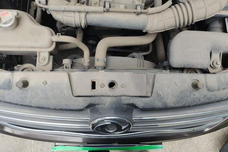 Used Dongfeng Fengon 330 2019 1.5L 330S Manual Luxury Van China VI Standard Engine Bay
