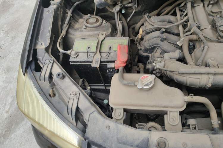 Used Dongfeng Fengon 330 2019 1.5L 330S Manual Luxury Van China VI Standard Engine Bay Right
