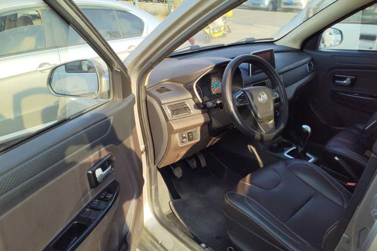 Used Dongfeng Fengon 330 2019 1.5L 330S Manual Comfort Version China VI Standard Driver Seat