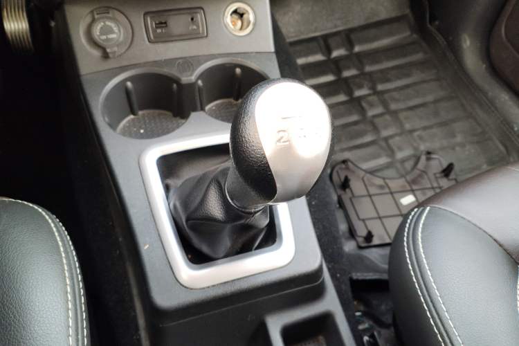 Used Dongfeng Fengon 330 2019 1.5L 330S Manual Comfort Version China VI Standard Gear Lever