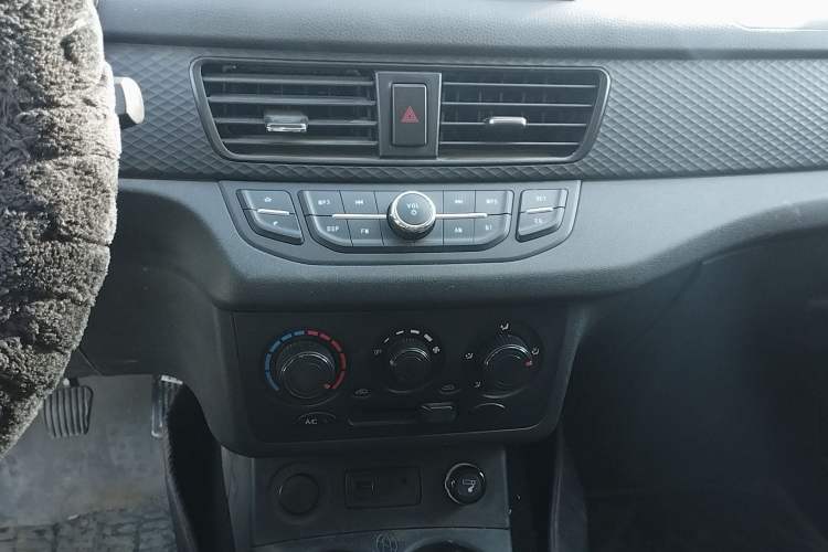 Used Dongfeng Fengon 330 2019 1.5L 330S Manual Luxury Van China VI Standard Audio And AC Panel