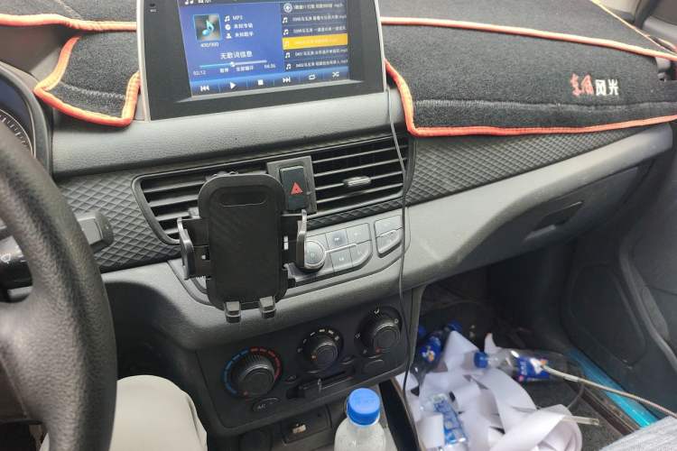 Used Dongfeng Fengon 330 2019 1.5L 330S Manual Luxury Van China VI Standard Audio And AC Panel